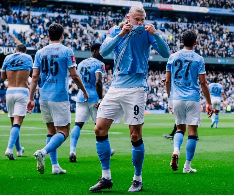 Man City vs Arsenal đang bám đuổi nhau sát sao